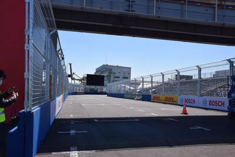 メインストレートから最終コーナー方向