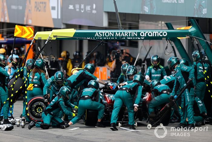 Lance Stroll, Aston Martin AMR24, entra para una parada en boxes