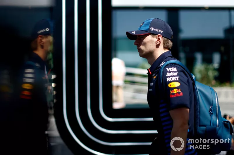 Max Verstappen, Red Bull Racing, arrive dans le paddock 
