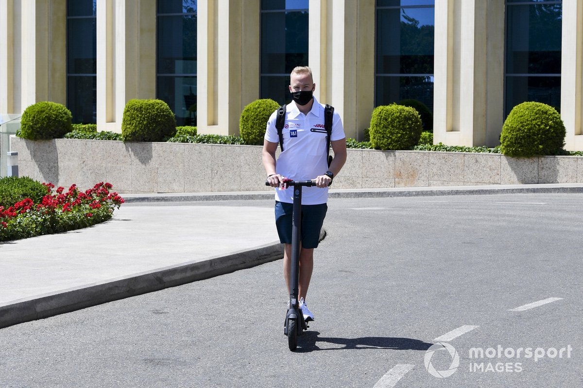 Nikita Mazepin, Haas F1 en patinete