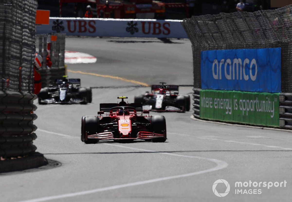 Carlos Sainz Jr., Ferrari SF21, Kimi Raikkonen, Alfa Romeo Racing C41, e Pierre Gasly, AlphaTauri AT02