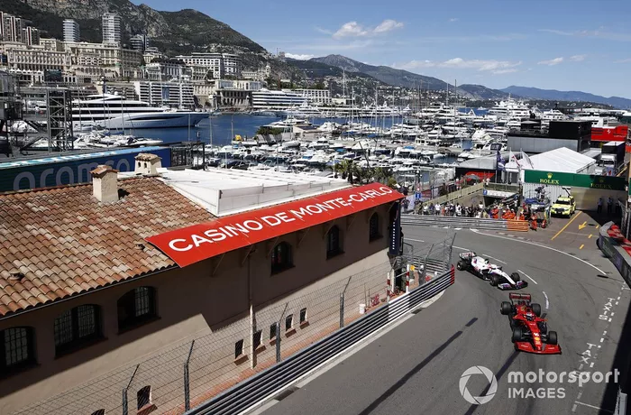 Charles Leclerc, Ferrari SF21, Nikita Mazepin, Haas VF-21