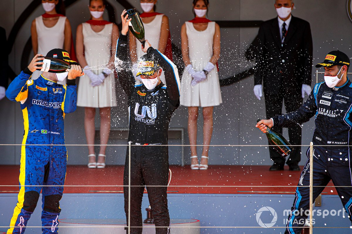 Felipe Drugovich, Uni-Virtuosi, el ganador Guanyu Zhou, Uni-Virtuosi Racing y Roy Nissany, Dams, en el podio de Mónaco