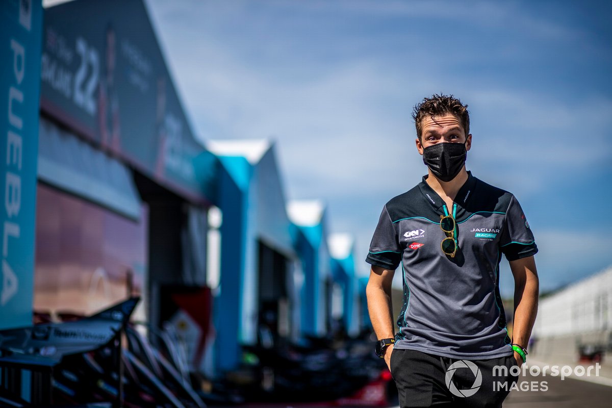Sacha Fenestraz, Jaguar Racing