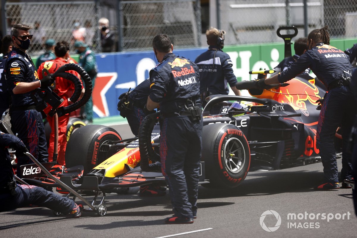 Sergio Pérez, Red Bull Racing RB16B, llega a la parrilla