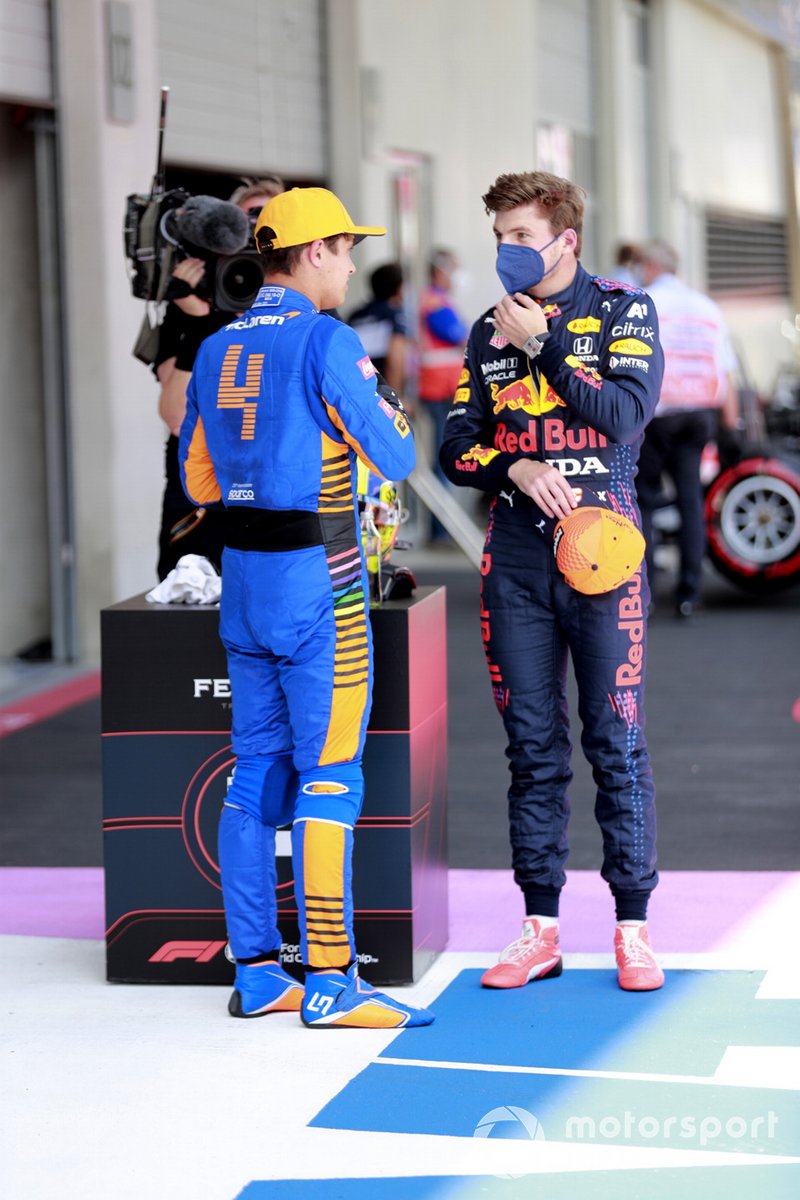 Ganador de la pole Max Verstappen, Red Bull Racing, celebra en Parc Ferme y el segundo puesto Lando Norris, McLaren