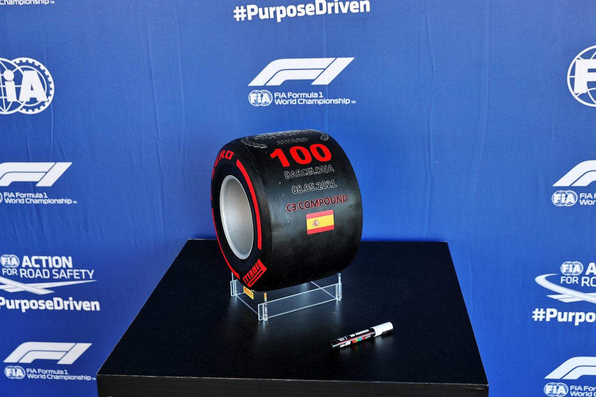 Pirelli Pole Position Award con la grafica "100" per festeggiare la 100esima pole in F1 di Lewis Hamilton, Mercedes