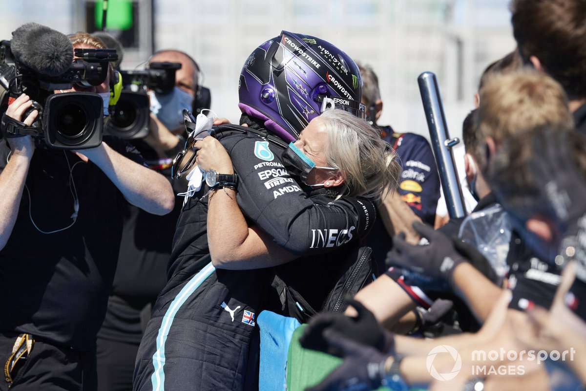 Angela Cullen, fisioterapeuta de Lewis Hamilton, felicita a Lewis Hamilton, Mercedes, en el Parc Ferme tras conseguir su pole 100 en la F1