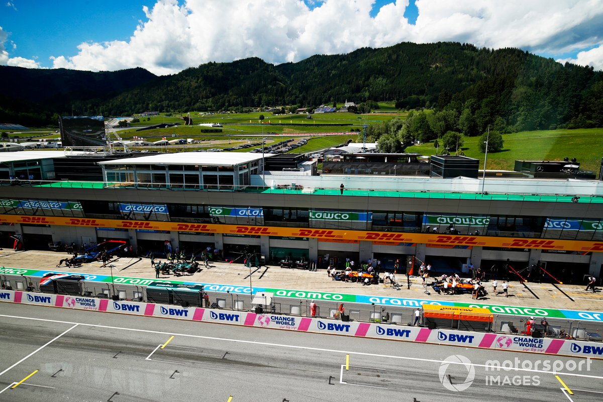 Lando Norris, McLaren MCL35M, Daniel Ricciardo, McLaren MCL35M, en pits