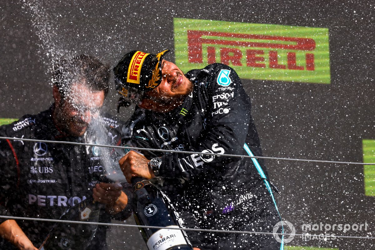 Lewis Hamilton, Mercedes, primo classificato, e il delegato al trofeo Mercedes spruzza Champagne sul podio