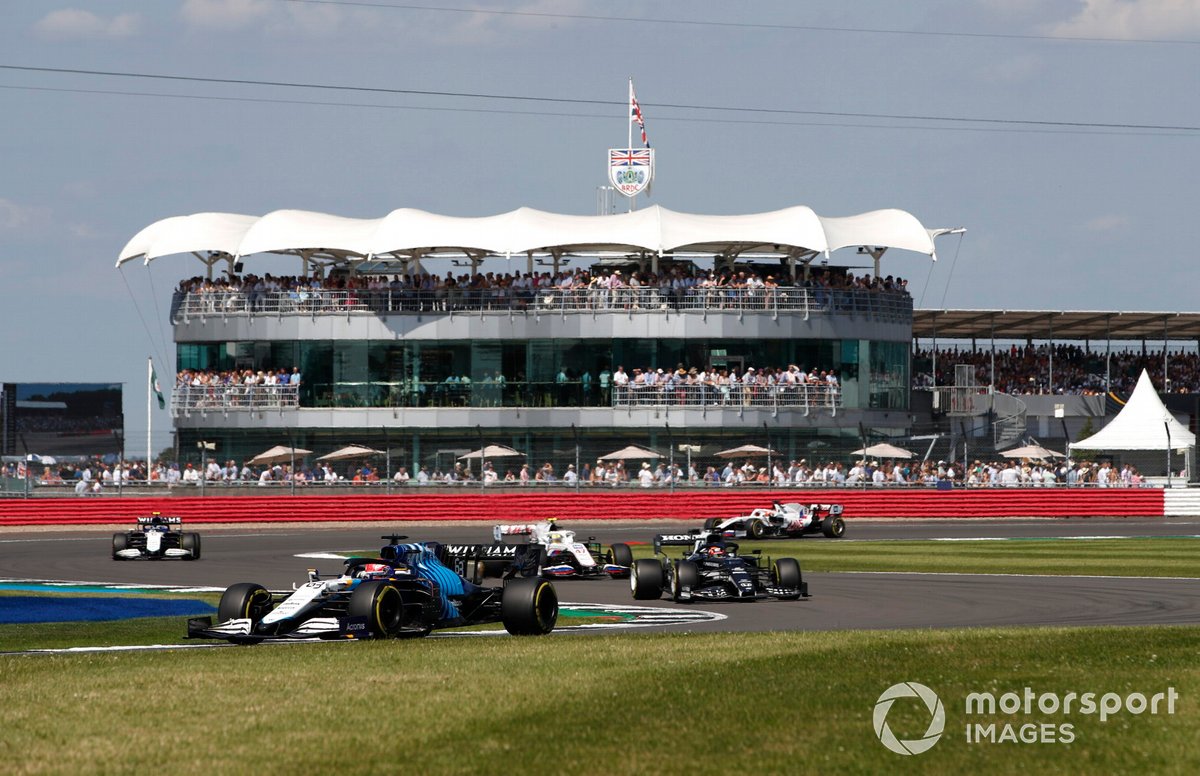 George Russell, Williams FW43B, Yuki Tsunoda, AlphaTauri AT02, e Mick Schumacher, Haas VF-21