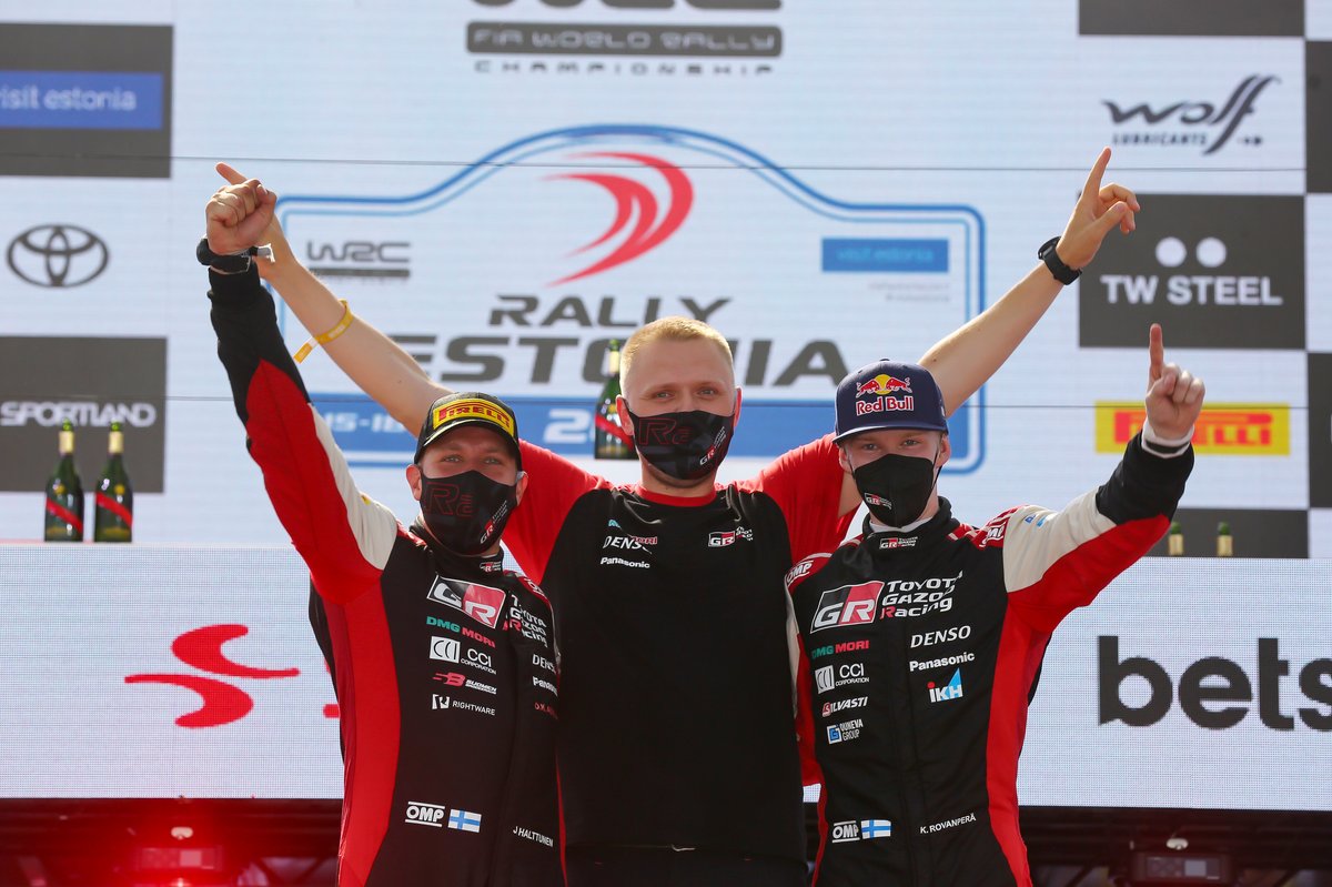 Podio: ganador Kalle Rovanperä, Jonne Halttunen, Toyota Gazoo Racing WRT Toyota Yaris WRC