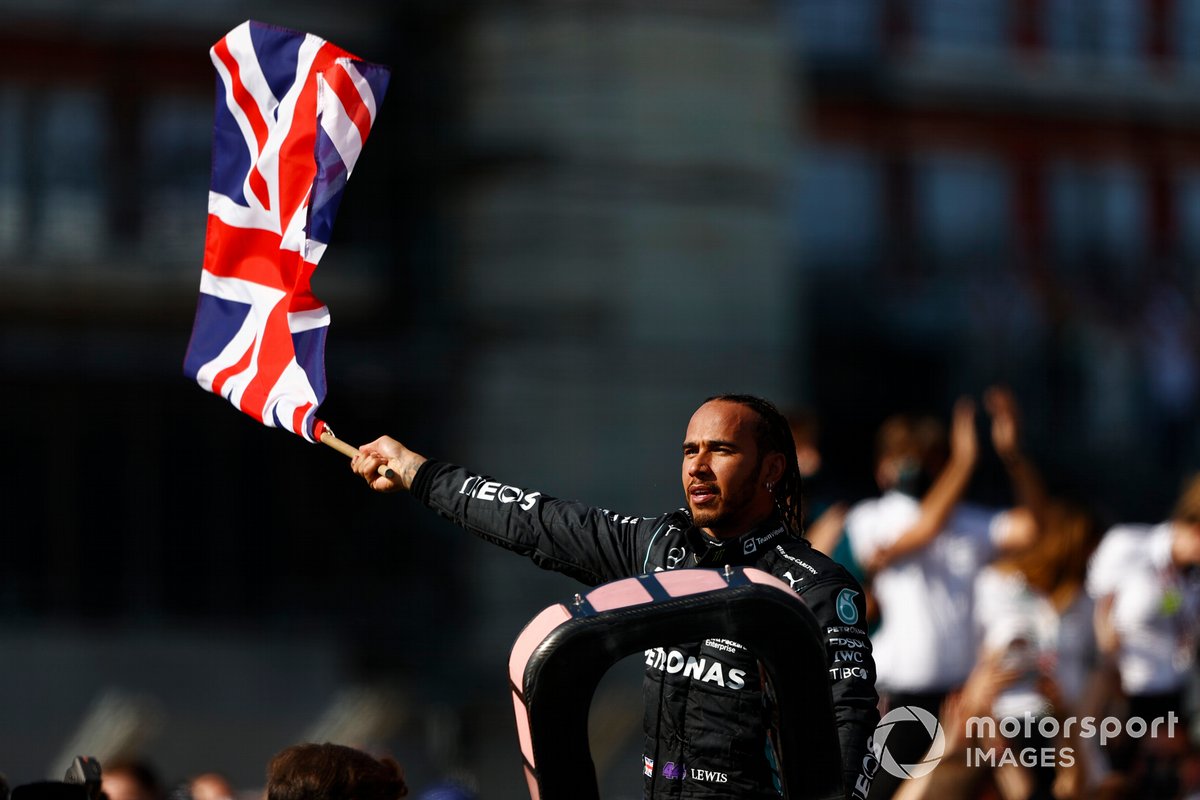 Lewis Hamilton, Mercedes, primo classificato, festeggia dopo la gara sventolando la bandiera della Gran Bretagna