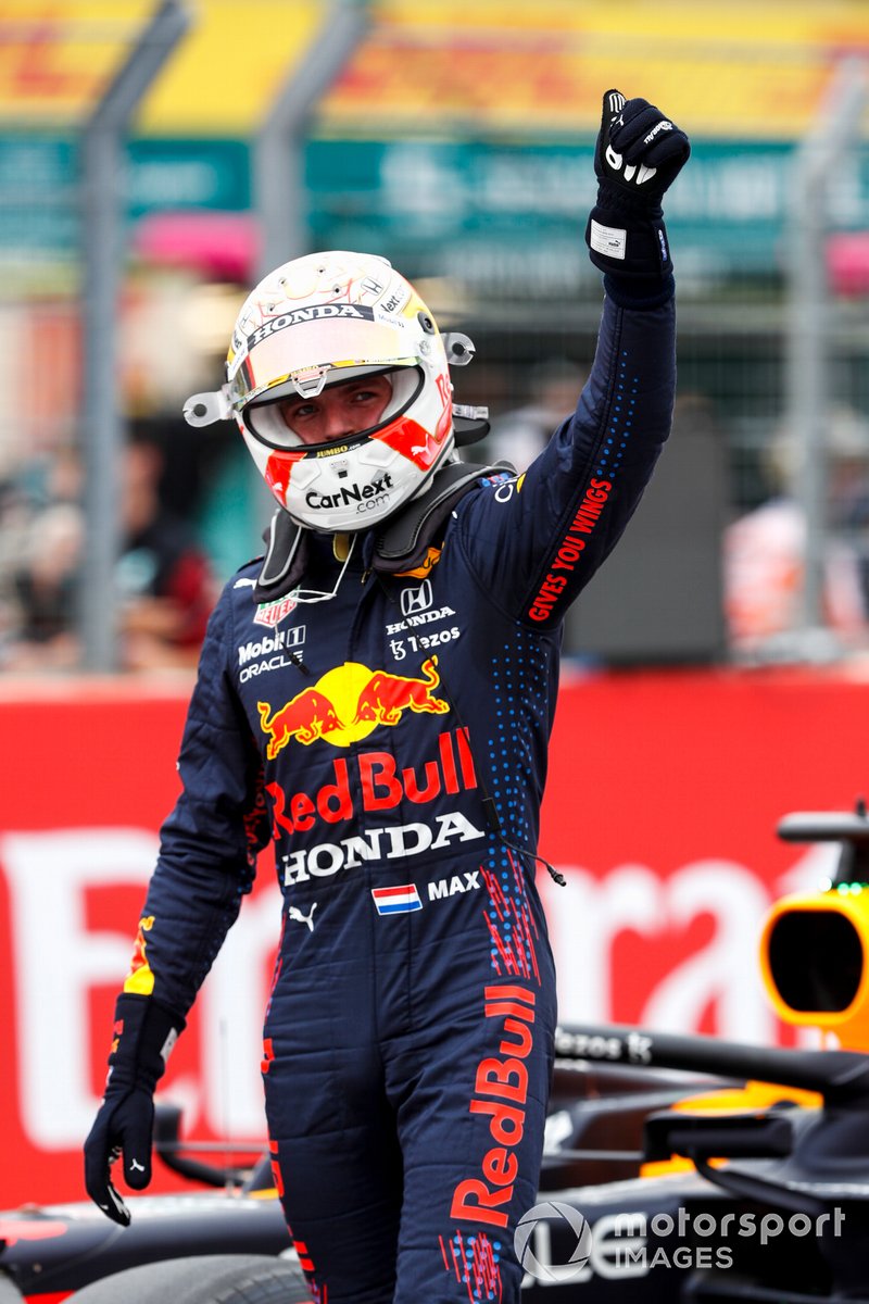 Pole man Max Verstappen, Red Bull Racing, festeggia nel Parc Ferme