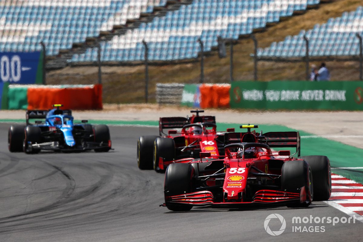 Carlos Sainz Jr., Ferrari SF21, Charles Leclerc, Ferrari SF21, dan Esteban Ocon, Alpine A521.