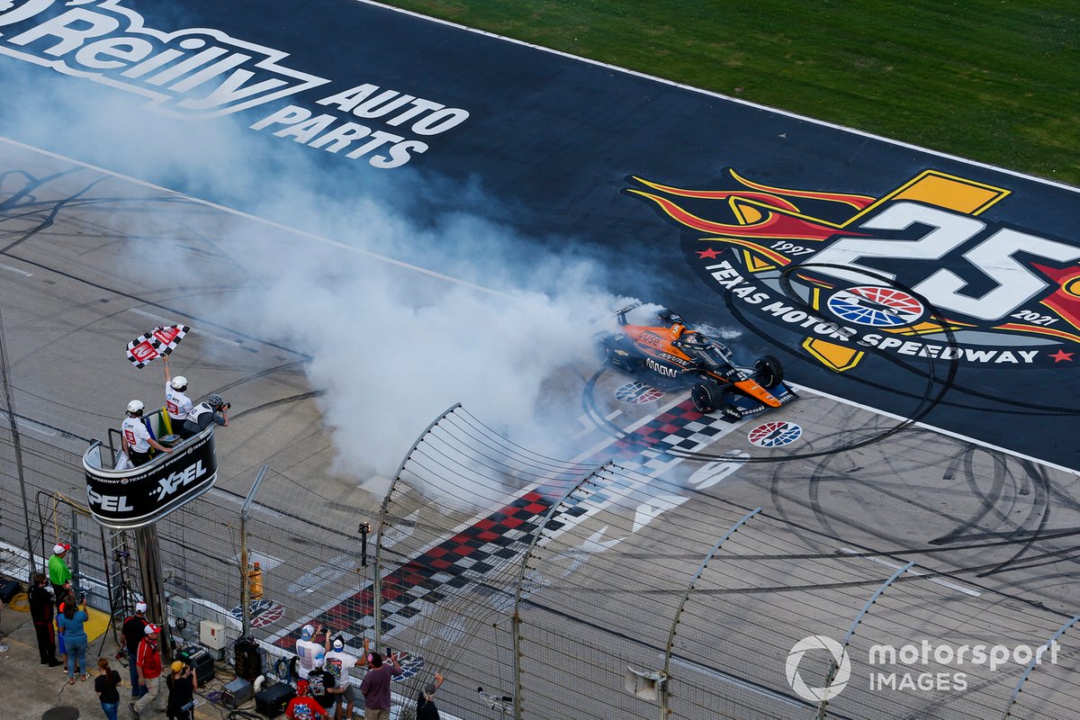 Patricio O'Ward, Arrow McLaren SP Chevrolet celebra la victoria en la XPEL 375 con unas donas en el piso