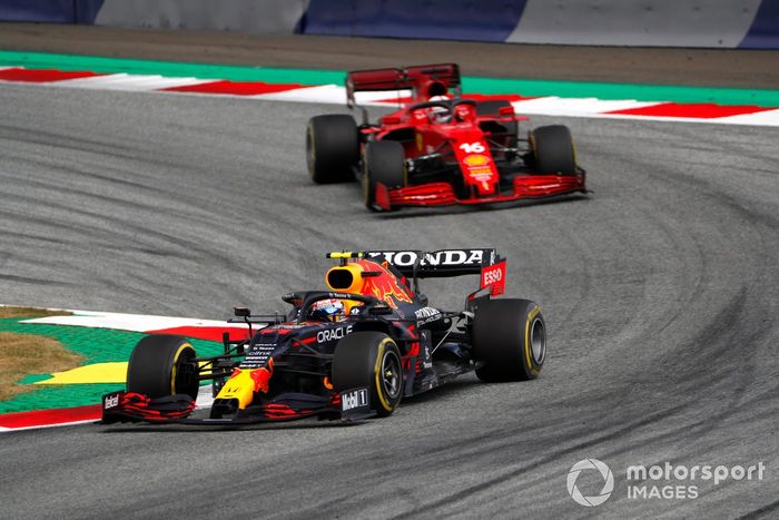 Sergio Pérez, Red Bull Racing RB16B, Charles Leclerc, Ferrari SF21