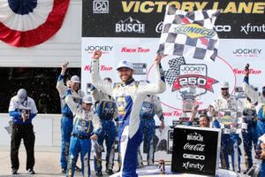 Ganador Chase Elliott, Hendrick Motorsports, Chevrolet Camaro NAPA Auto Parts celebra