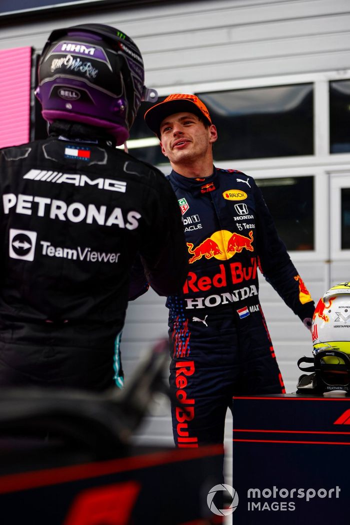Segundo lugar Lewis Hamilton, Mercedes, felicita al ganador Max Verstappen, Red Bull Racing en el Parc Ferme
