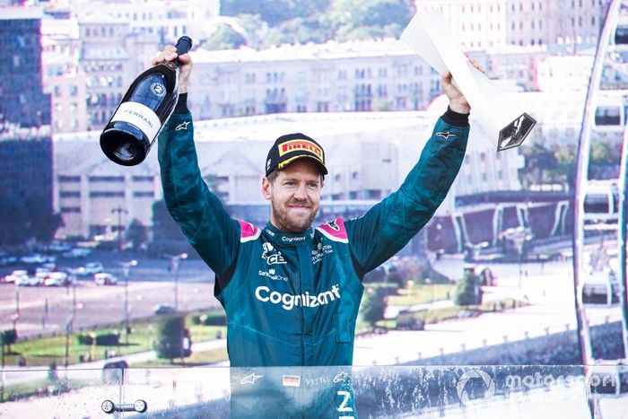 Podio: segundo lugar Sebastian Vettel, Aston Martin