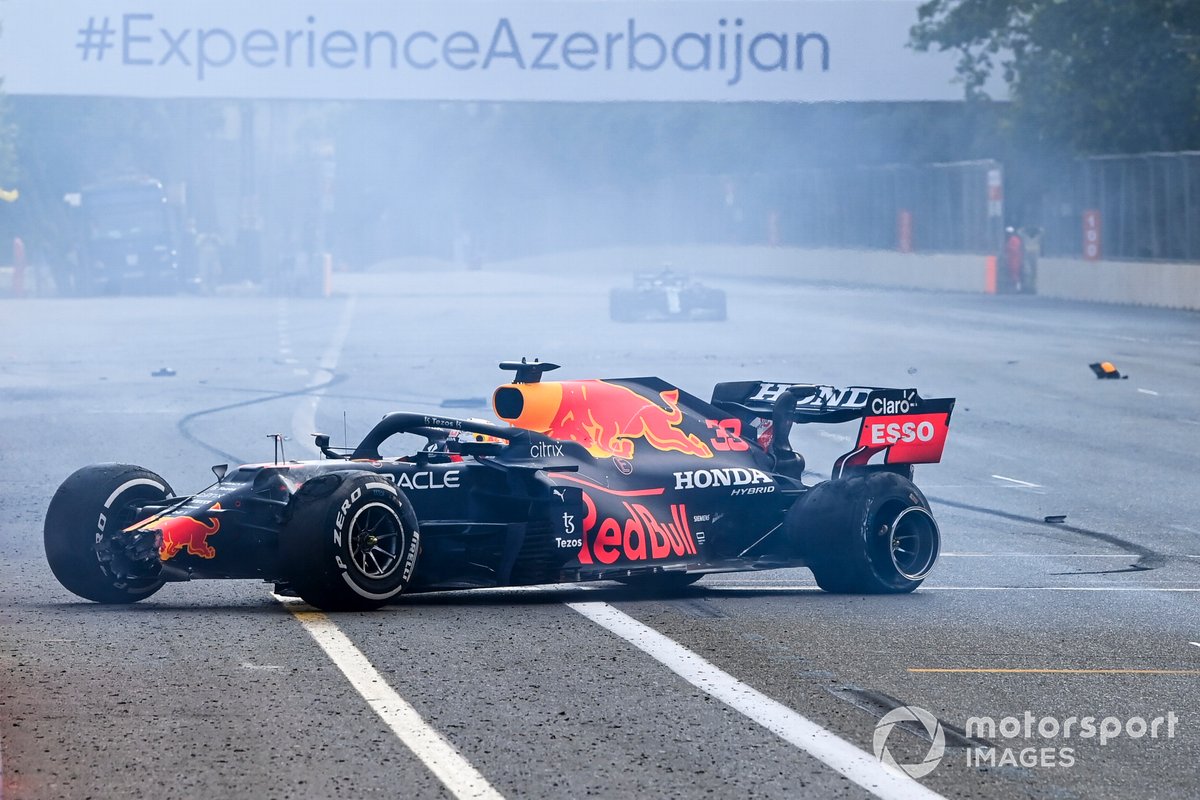 Il ritiro di Max Verstappen, Red Bull Racing causato dal cedimento del pneumatico posteriore sinistro