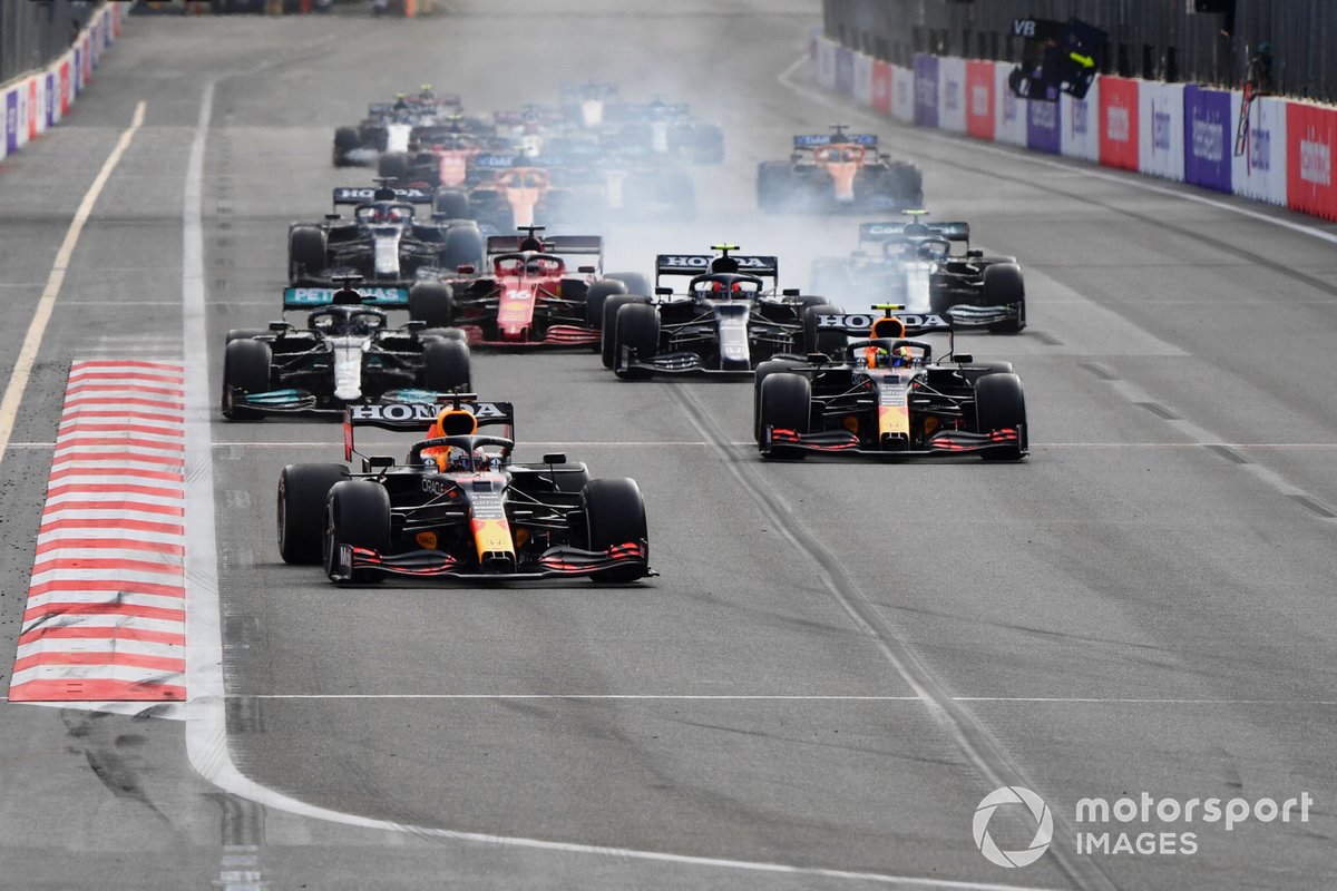 Max Verstappen, Red Bull Racing RB16B, Sergio Perez, Red Bull Racing RB16B, Lewis Hamilton, Mercedes W12, Pierre Gasly, AlphaTauri AT02, e Charles Leclerc, Ferrari SF21