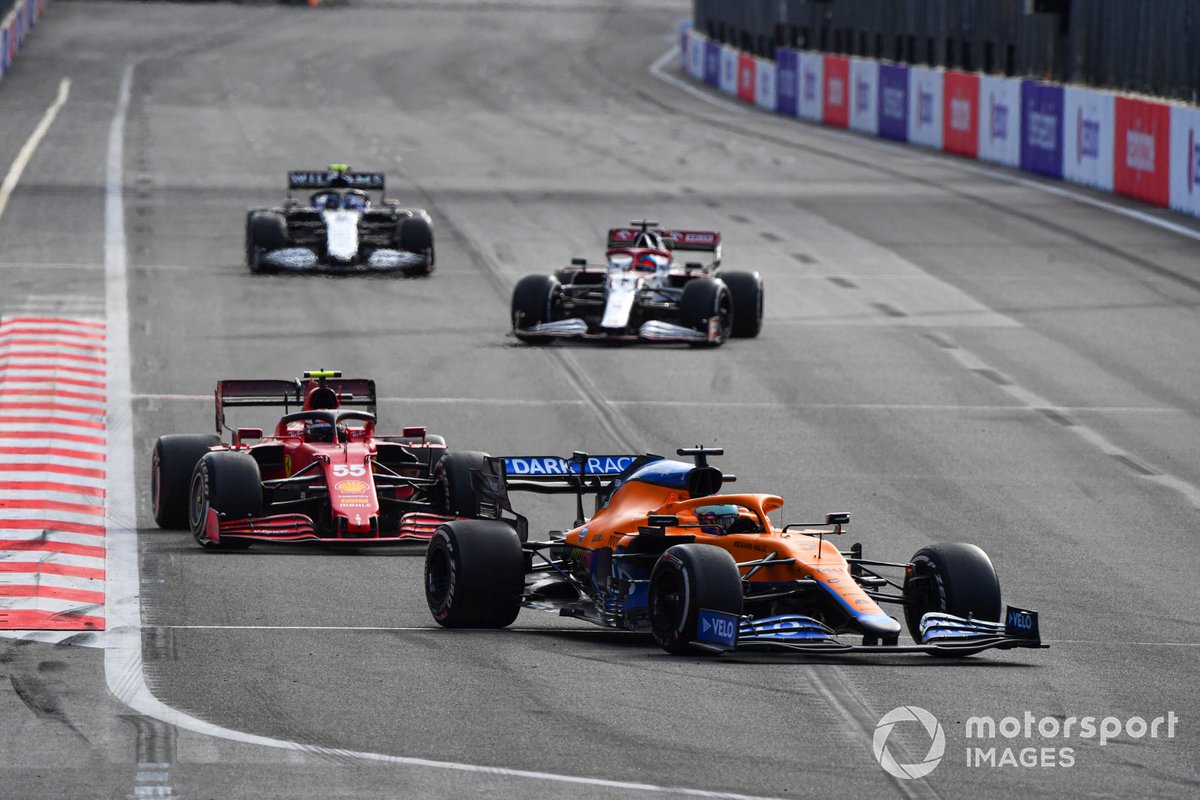 Daniel Ricciardo, McLaren MCL35M, Carlos Sainz Jr., Ferrari SF21