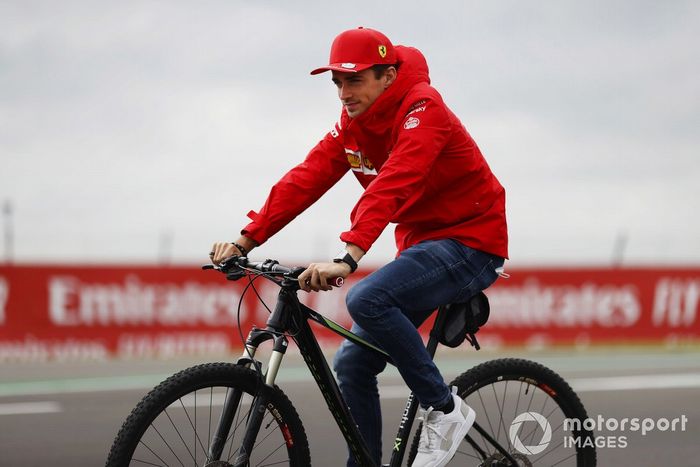 Charles Leclerc, Ferrari, en bici