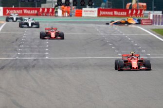 Charles Leclerc, Ferrari SF90, precede Sebastian Vettel, Ferrari SF90, e Lewis Hamilton, Mercedes AMG F1 W10