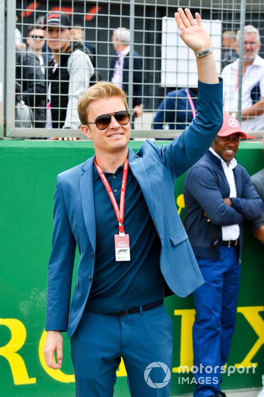 Nico Rosberg saluta dalla griglia
