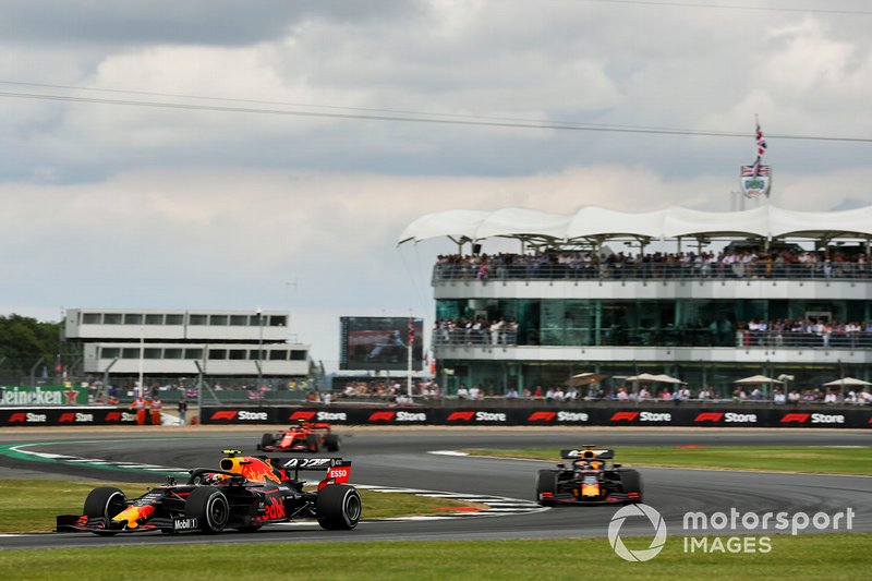 Pierre Gasly, Red Bull Racing RB15, Max Verstappen, Red Bull Racing RB15, y Charles Leclerc, Ferrari SF90