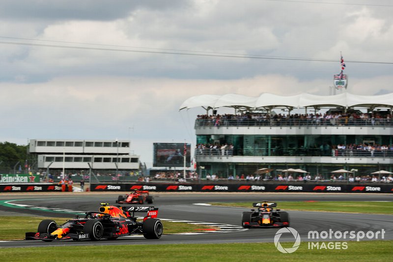 Pierre Gasly, Red Bull Racing RB15, precede Max Verstappen, Red Bull Racing RB15, e Charles Leclerc, Ferrari SF90