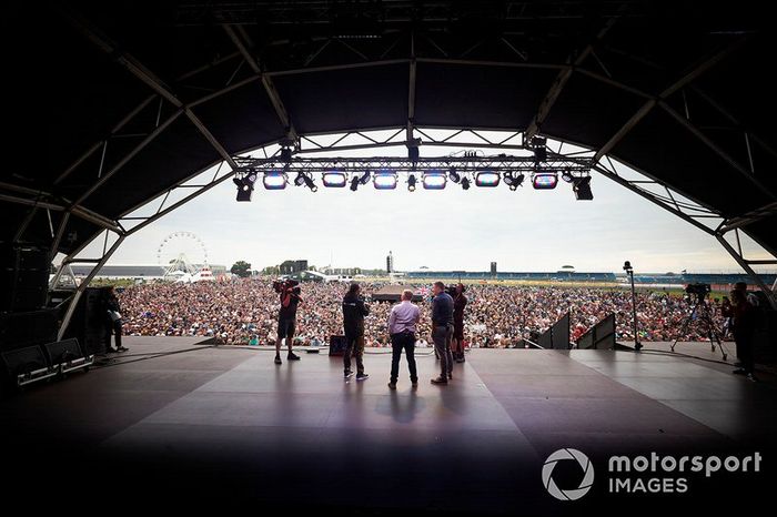 Lewis Hamilton, Mercedes AMG F1, en el escenario con Johnny Herbert, Sky Sports F1