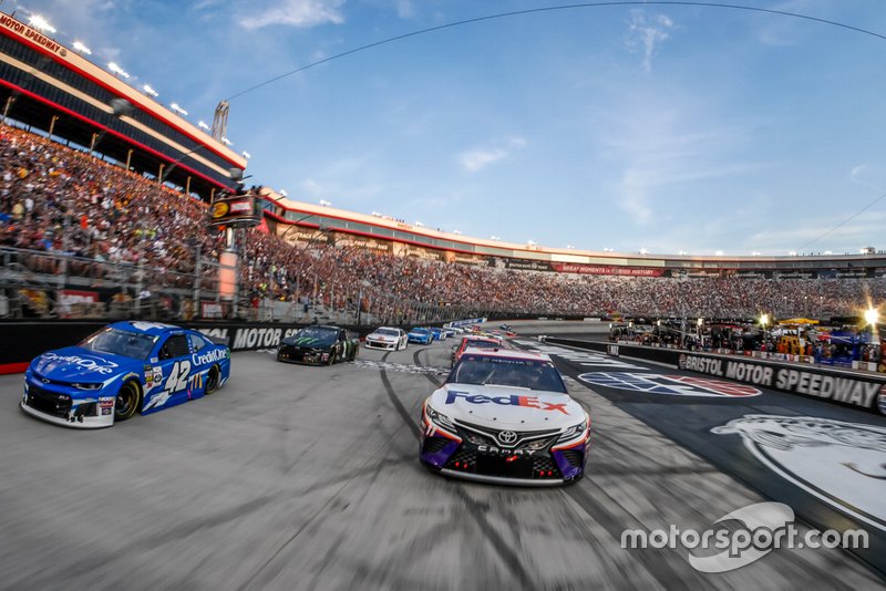 Denny Hamlin, Joe Gibbs Racing, Toyota Camry FedEx Freight, Kyle Larson, Chip Ganassi Racing, Chevrolet Camaro Credit One Bank