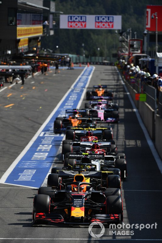Max Verstappen, Red Bull Racing RB15, lines-up ahead of Nico Hulkenberg, Renault F1 Team R.S. 19 in the pit lane