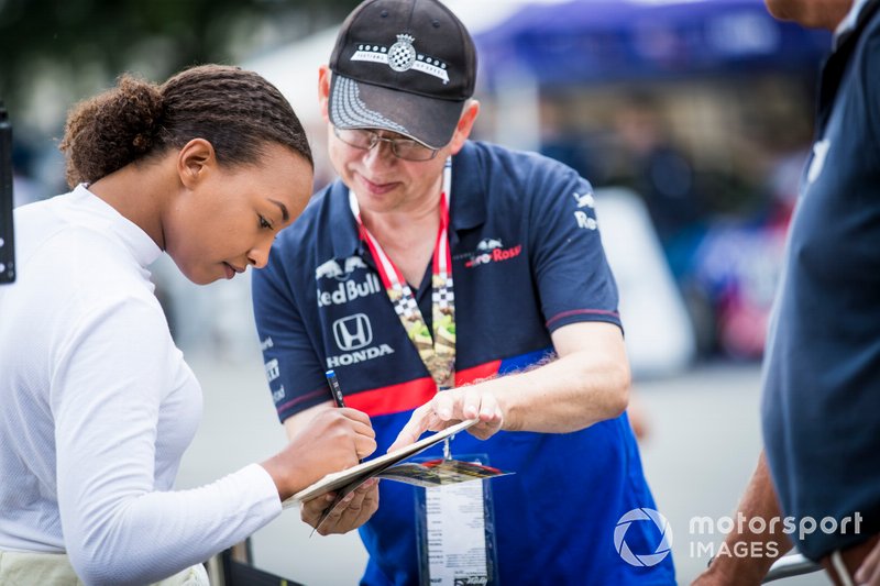 Naomi Schiff, signs autographs