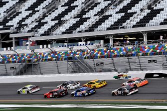 William Byron, Hendrick Motorsports, Chevrolet Camaro Axalta Patriotic leads a group