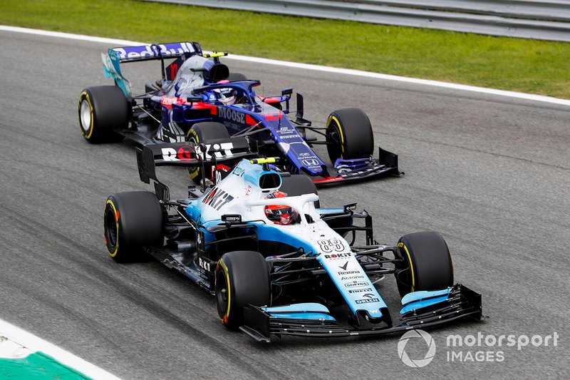 Robert Kubica, Williams FW42 and Pierre Gasly, Toro Rosso STR14 battle
