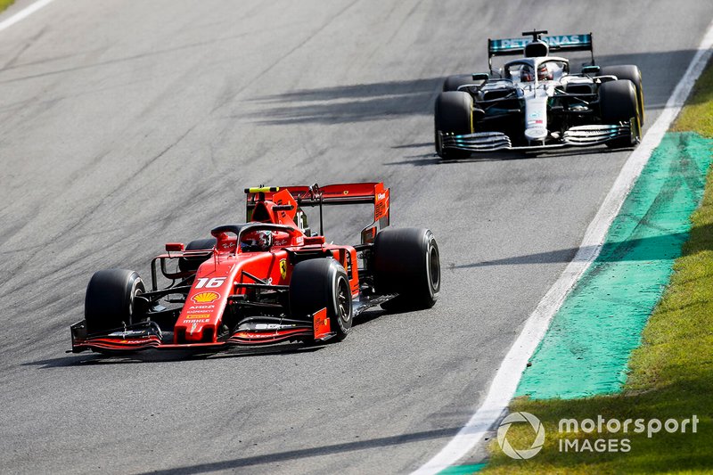 Charles Leclerc, Ferrari SF90 y Lewis Hamilton, Mercedes AMG F1 W10