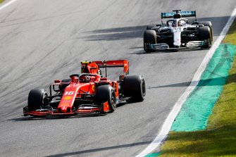 Charles Leclerc, Ferrari SF90 ve Lewis Hamilton, Mercedes AMG F1 W10