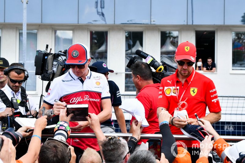 Kimi Raikkonen, Alfa Romeo Racing, e Sebastian Vettel, Ferrari, firmano autografi ai fan