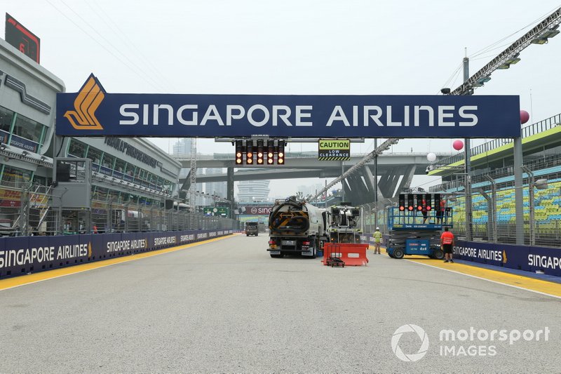 Circuit preparation work is carried out on the pit straight
