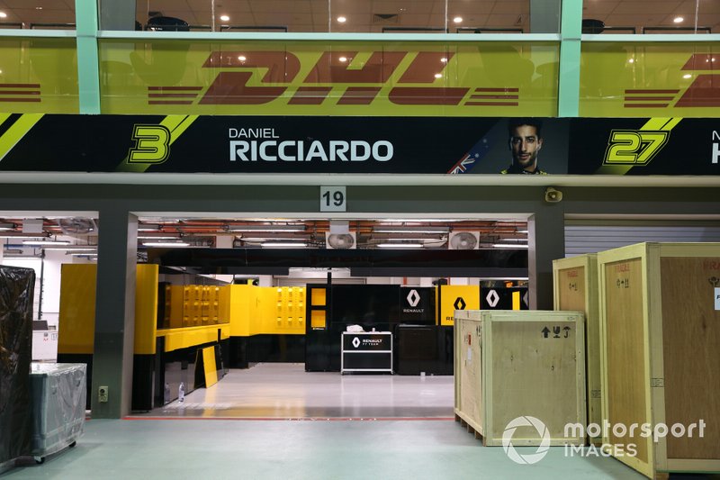 Casse davanti al garage di Daniel Ricciardo, Renault