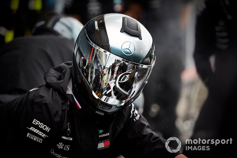 Un mecánico de Mercedes