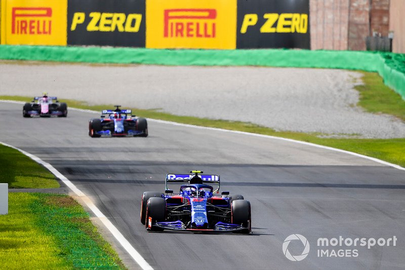 Pierre Gasly, Toro Rosso STR14, leads Daniil Kvyat, Toro Rosso STR14