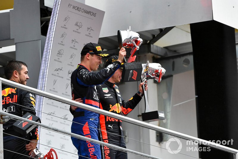 Daniil Kvyat, Toro Rosso, 3° classificato, e Max Verstappen, Red Bull Racing, 1° classificato, festeggiano sul podio, con i trofei