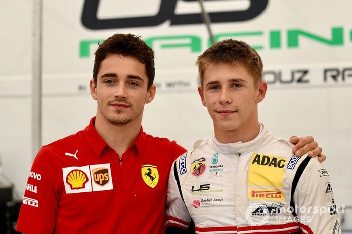Charles Leclerc, Ferrari, y el piloto de F4 Sauber Junior Team Arthur Leclerc