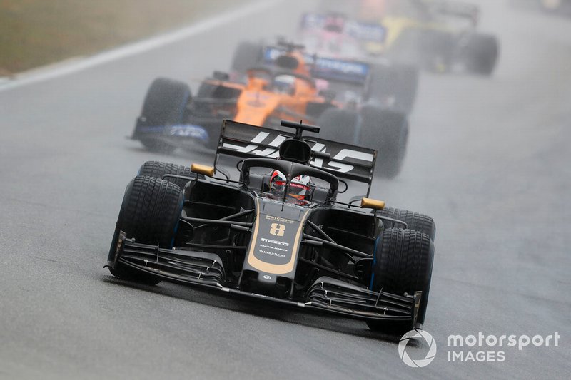 Romain Grosjean, Haas F1 Team VF-19, precede Carlos Sainz Jr., McLaren MCL34