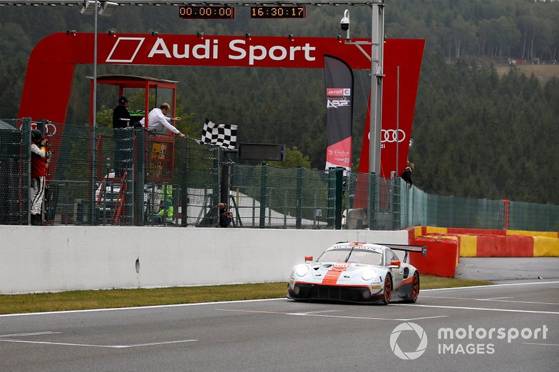 Bandiera a scacchi per #20 GPX Racing Porsche 911 GT3 R: Kevin Estre, Michael Christensen, Richard Lietz