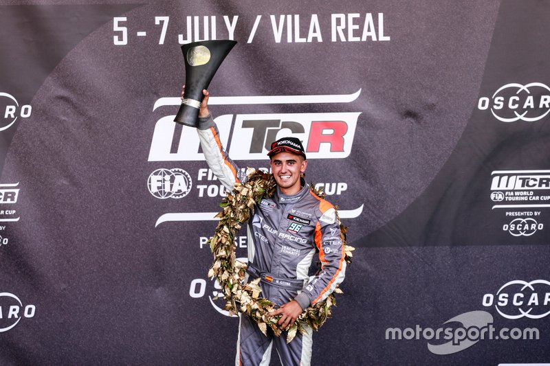 Podio: Ganador Mikel Azcona, PWR Racing CUPRA TCR